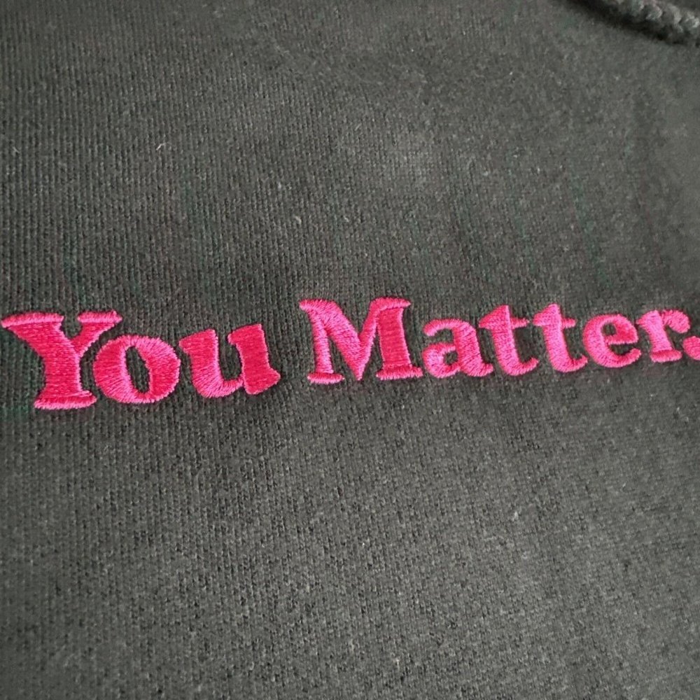Demetrius Harmon You Matter Sweatshirt Hoodie Unisex SMALL Breast‎ Cancer Black - Picture 2 of 12